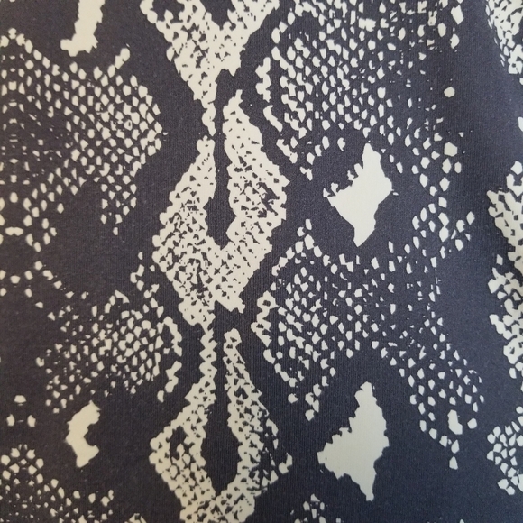 J. McLaughlin Catalina Cloth snakeprint top - Picture 3 of 6